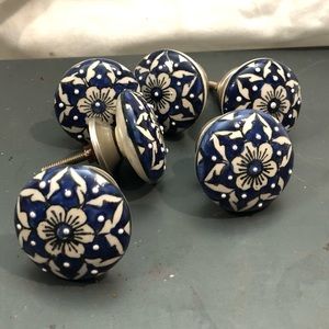 Set of 6 drawer pulls.